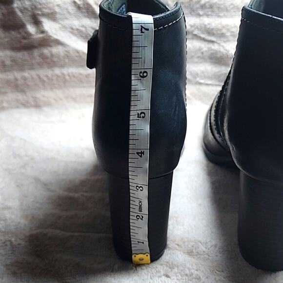 CLARKS BAYLA GLOW FASHION BLACK BOOTS NUBUCK LEATHER LADIES 8.5 NWOB■VELCRO STAP - Picture 3 of 16